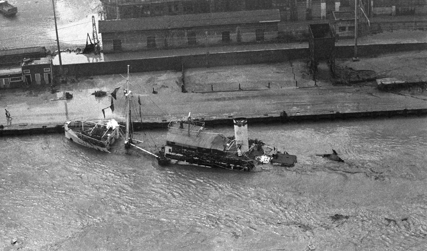 El buque "Consulado de Bilbao", que se encontraba amarrado en el muelle de Uribitarte, encallado en la ría bilbaína durante las inundaciones de 1983