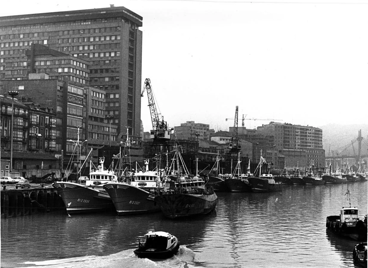 Huelga de la flota pesquera del Cantábrico en 1970 . Los barcos cerraron la salida al mar desde el faro de Punta Lucero, hasta el ayuntamiento de Bilbao