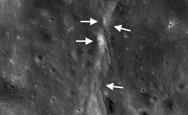 Una de las miles fallas de empuje encontradas en las imágenes tomadas de la superficie de la Luna.