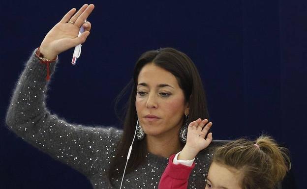 La eurodiputada italiana Licia Ronzulli participa en una votación con su hija en el escaño. 