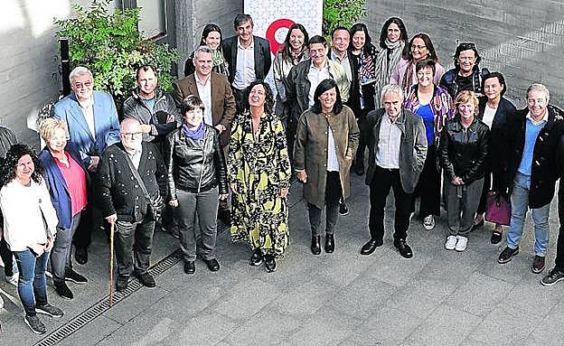 Responsables de los museos vizcaínos, que han promovido 65 actividades para el fin de semana, con la diputada de Cultura (en el centro).