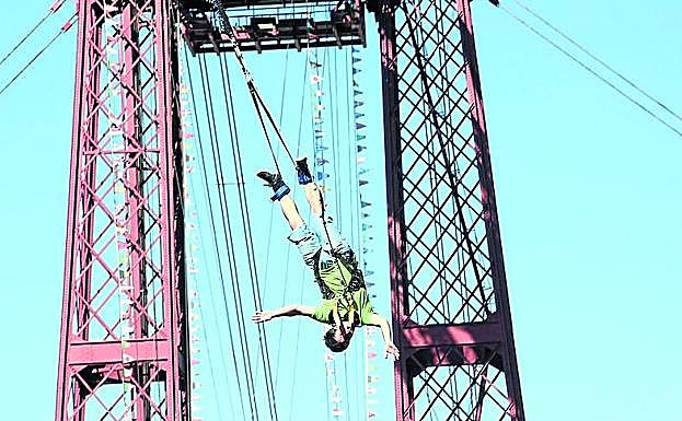 Un hombre salta del Puente Bizkaia atado con una goma.