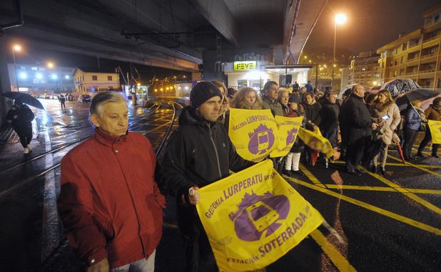 Vecinos de Zorroza protestan en demanda del soterramiento de las vías de Renfe. 