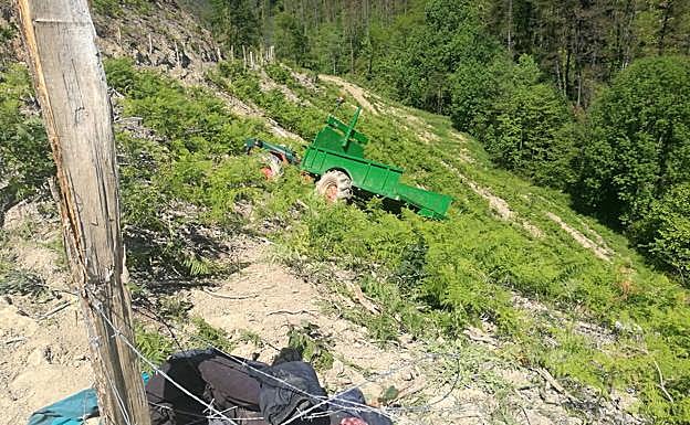 El vehículo quedó frenado en un terraplén entre la maleza. 