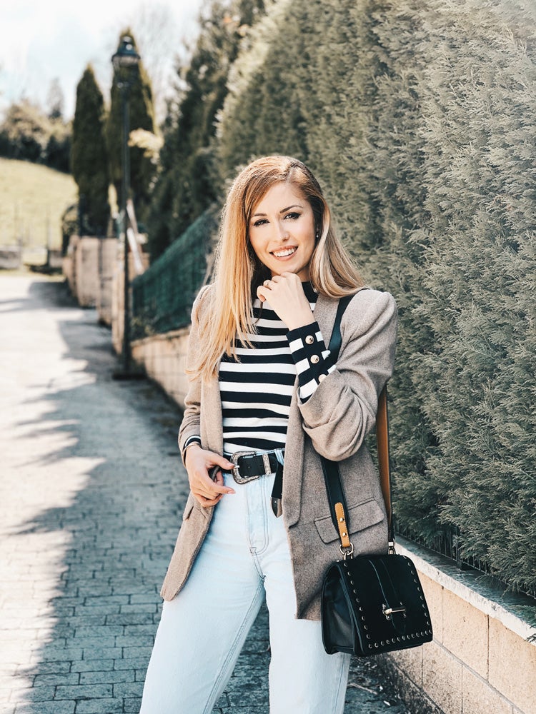 La instagramer Innés Llach nos da las claves para lucir las zapatillas deportivas con mucho estilo