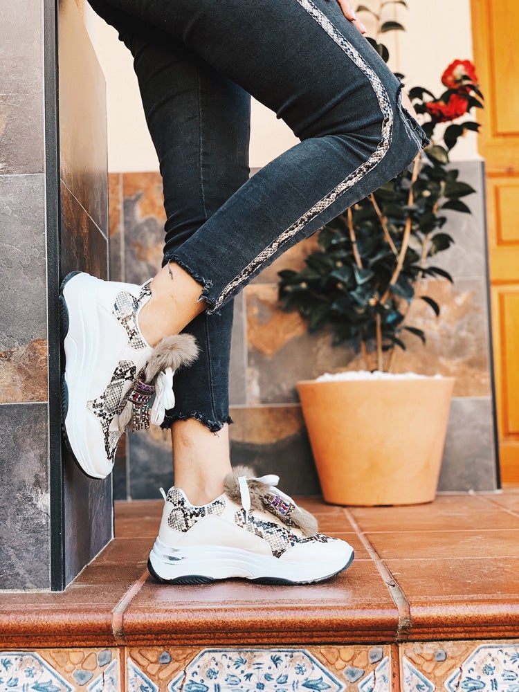 La instagramer Innés Llach nos da las claves para lucir las zapatillas deportivas con mucho estilo