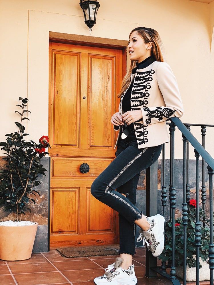 La instagramer Innés Llach nos da las claves para lucir las zapatillas deportivas con mucho estilo