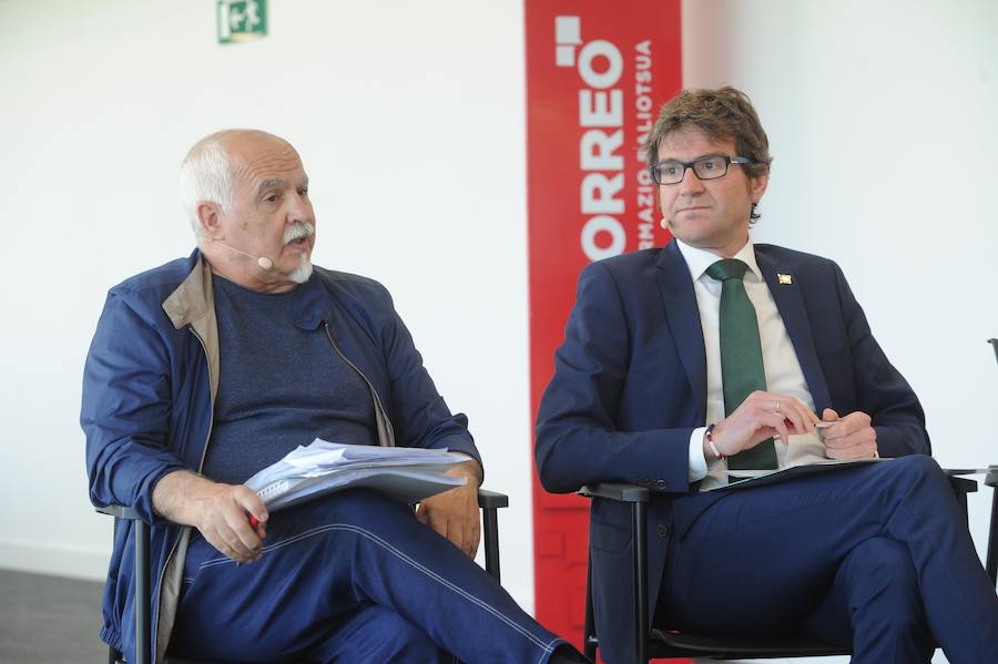 Leticia Comerón (PP), Miren Larrion (EH Bildu), el alcalde Gorka Urtaran (PNV), Maider Etxebarria (PSE) y Fernando López Castillo (Elkarrekin Podemos) en el debate retransmitido por EL CORREO