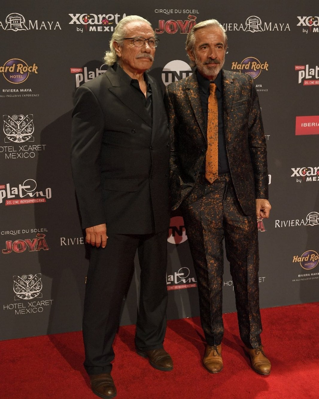 El actor ha lucido un diseño de Ion Fiz para acudir a los Premios Platino celebrados en México