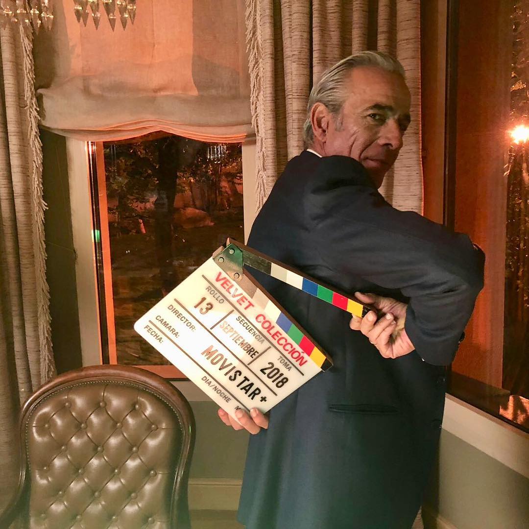 El actor ha lucido un diseño de Ion Fiz para acudir a los Premios Platino celebrados en México