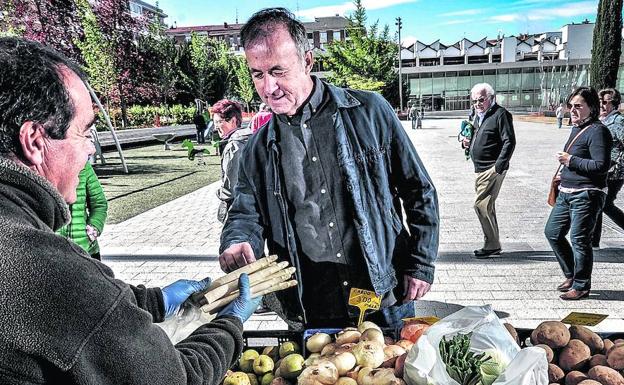 El candidato Fernández de Pinedo, en un puesto del mercado de Santa Bárbara.