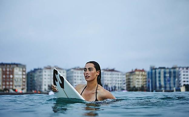 Iara Domínguez, de 19 años, en la playa de La Zurriola, en San Sebastián. 