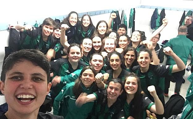 Las integrantes de la plantilla del Sestao celebran el ascenso.