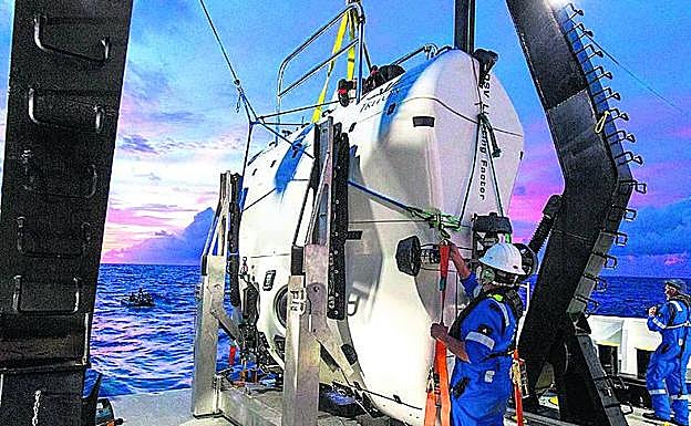 Operarios manipulan el batiscafo que usó el explorador. 