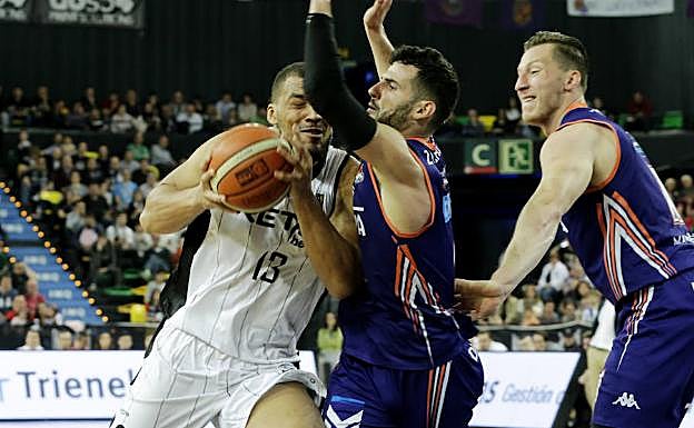 Larsen trata de penetrar en la zona ante la oposición de Zubizarreta. 