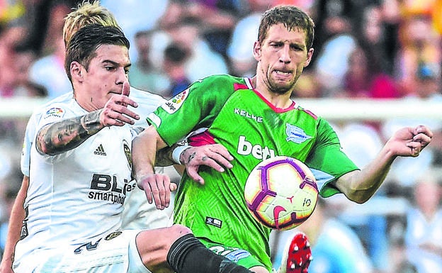 Darko Brasanac disputa la pelota con el valencianista Santi Mina.