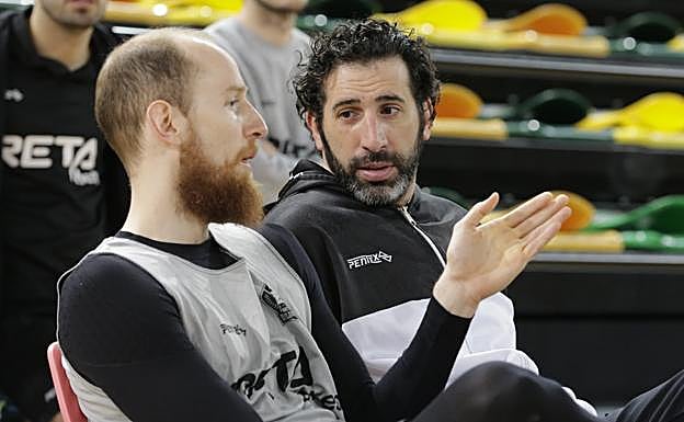 Mumbrú charla con Schreiner antes del entrenamiento del martes.