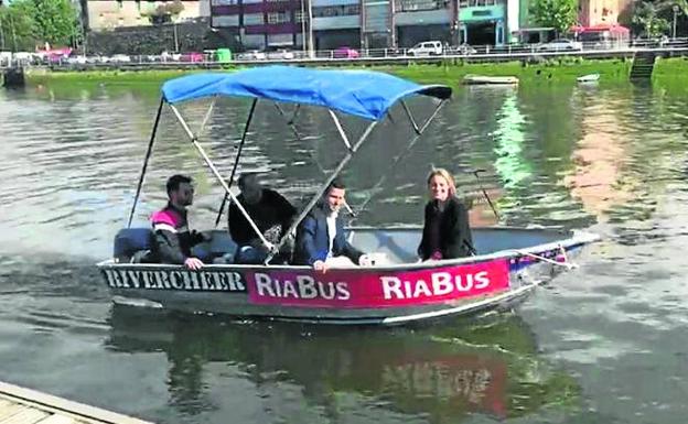 La candidata simuló ayer parte del trayecto del 'Riabus'.