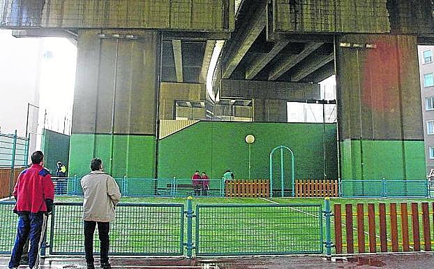 Cancha deportiva de Rekalde bajo el viaducto.