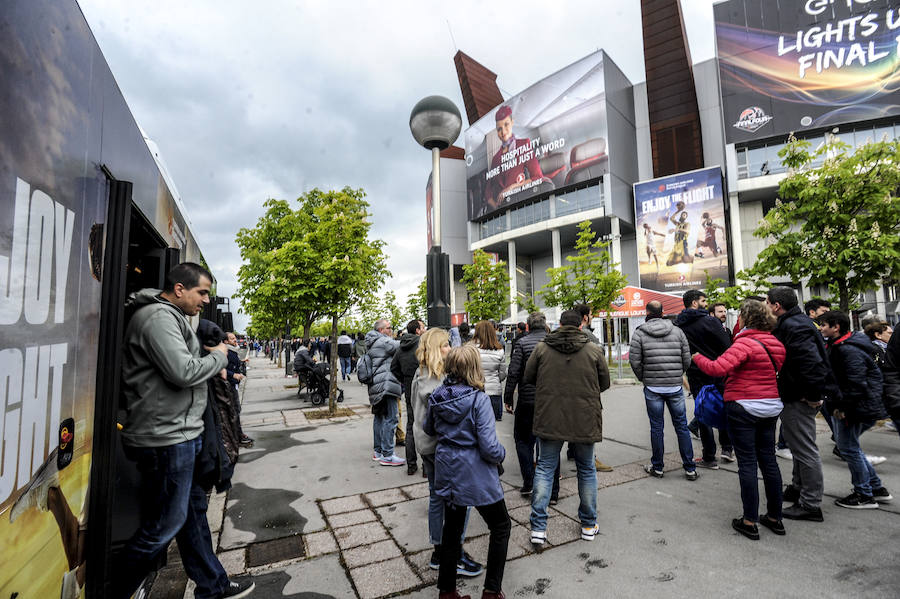 Fotos: Los exteriores del Buesa viven la fiesta del baloncesto europeo