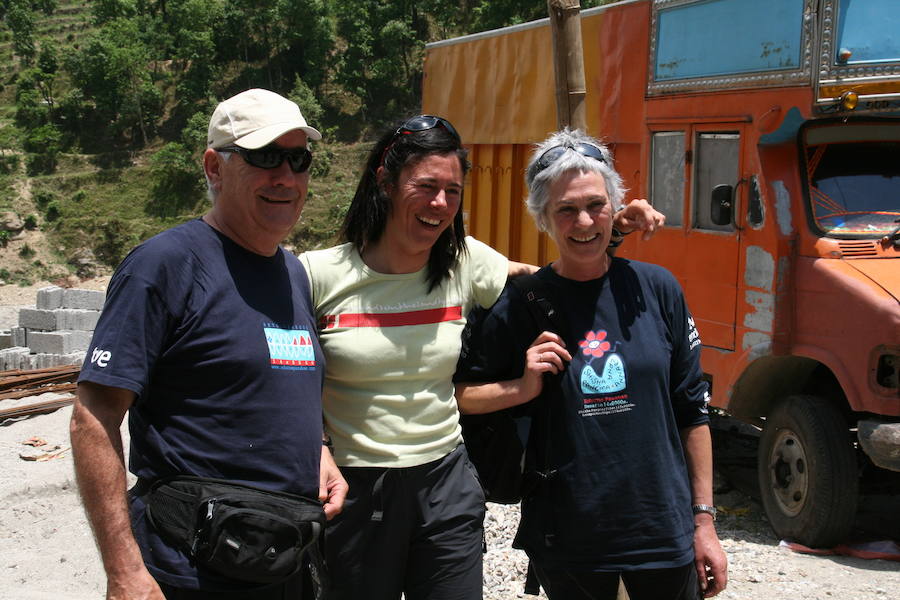 Pasaban, con sus padres en la frontera con Katmandú.