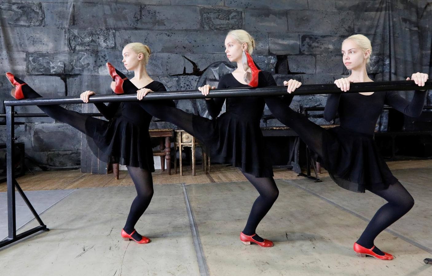 Las trillizas Natalia, Irina y Tatiana Mironenko se preparan en la facultad de danza folclórica de la escuela coreográfica de Krasnoyarsk (Siberia, Rusia), con la esperanza de unirse al reconocido grupo de danza académica estatal después de la graduación.