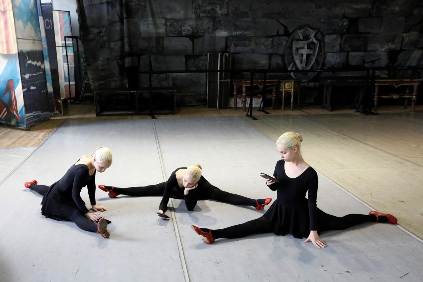 Las trillizas Natalia, Irina y Tatiana Mironenko se preparan en la facultad de danza folclórica de la escuela coreográfica de Krasnoyarsk (Siberia, Rusia), con la esperanza de unirse al reconocido grupo de danza académica estatal después de la graduación.