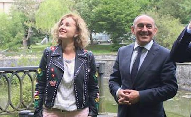 Cristina González (PSE) y Ramiro González (PNV), en una visita a Llodio. 