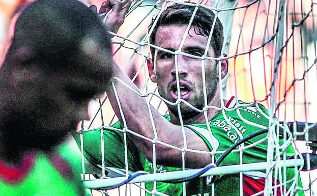 Calleri se lamenta de una acción durante el encuentro ante el Valencia en Mestalla.