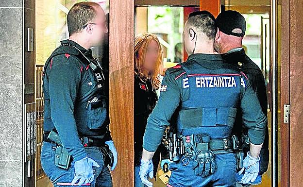 Ertzainas custodian el portal donde los desconocidos atacaron a Pilar el domingo.