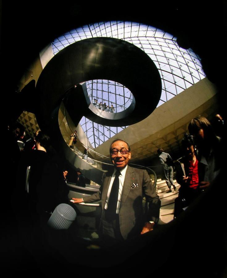 El arquitecto Ieoh Ming Pei ha muerto este jueves a los 102 años. Diseñó edificios y rascacielos de todo el mundo, entre ellos, la pirámide del Louvre, el Museo Miho de Kyoto o la Nacional Gallery of Art en Washington. También fue ganador del Premio Pritzker, el galardón más prestigioso de la arquitectura. 