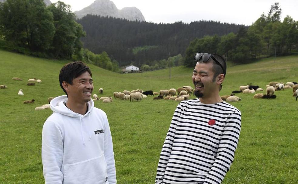 El futbolista del Alavés Takashi Inui junto al cocinero del Asador Etxebarri Tetsuro Maeda, que guisa para él cada semana, charlan en las campas de Axpe. 