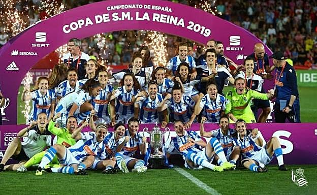 La Real Sociedad celebra el título.