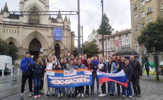 Algunos aficionados rusos toman el centro de Vitoria.