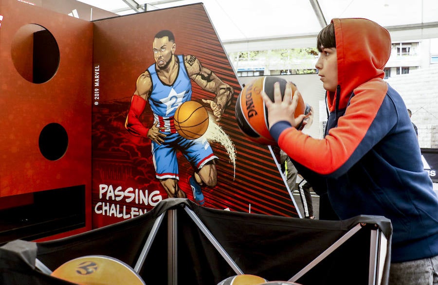 Los aficionados se dejan ver por el centro de la capital alavesa y la Fan Zone durante la segunda jornada de la Final Four 2019