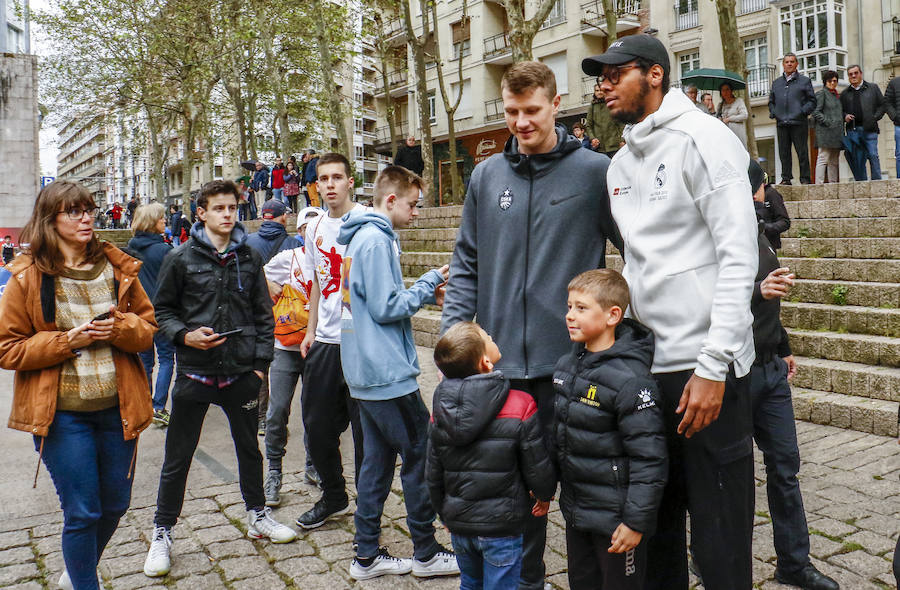 Los aficionados se dejan ver por el centro de la capital alavesa y la Fan Zone durante la segunda jornada de la Final Four 2019