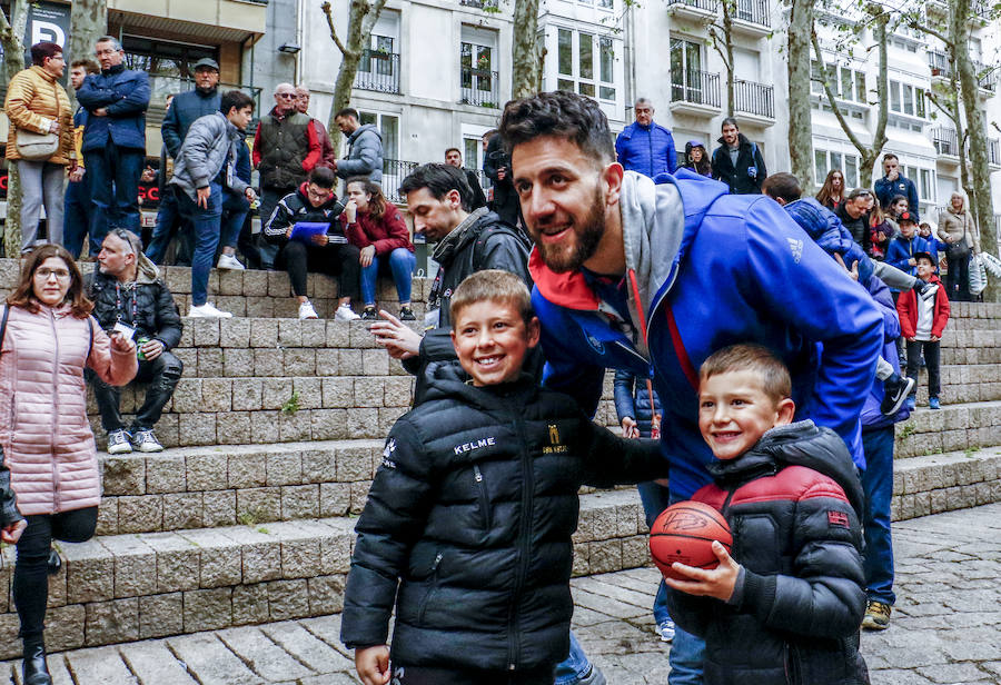 Los aficionados se dejan ver por el centro de la capital alavesa y la Fan Zone durante la segunda jornada de la Final Four 2019
