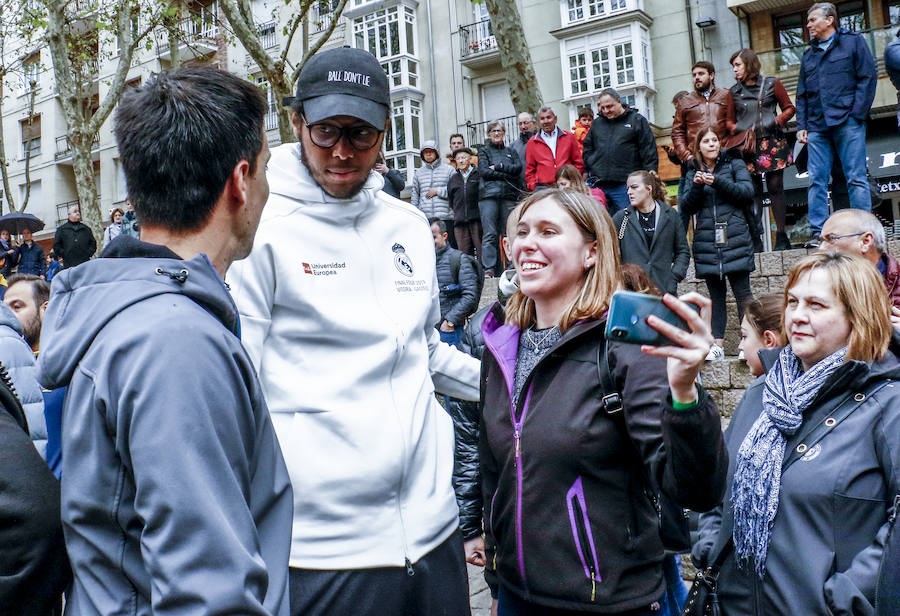 Los aficionados se dejan ver por el centro de la capital alavesa y la Fan Zone durante la segunda jornada de la Final Four 2019