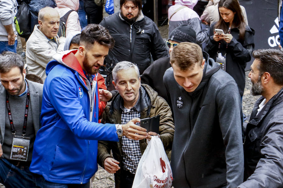 Los aficionados se dejan ver por el centro de la capital alavesa y la Fan Zone durante la segunda jornada de la Final Four 2019