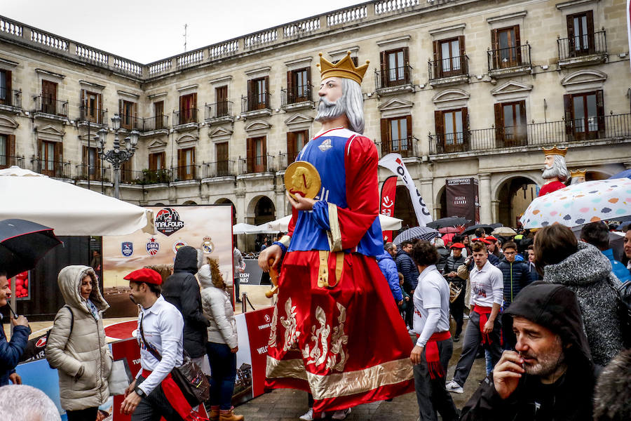 Los aficionados se dejan ver por el centro de la capital alavesa y la Fan Zone durante la segunda jornada de la Final Four 2019