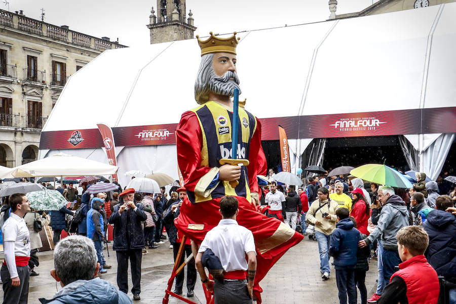 Los aficionados se dejan ver por el centro de la capital alavesa y la Fan Zone durante la segunda jornada de la Final Four 2019