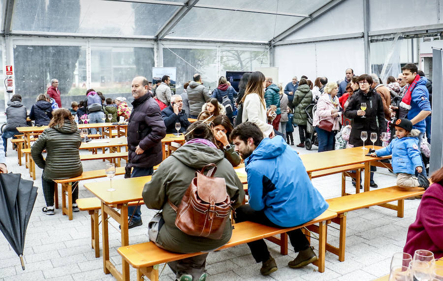 Los aficionados se dejan ver por el centro de la capital alavesa y la Fan Zone durante la segunda jornada de la Final Four 2019