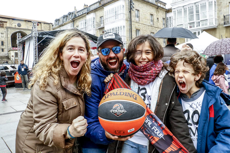 Los aficionados se dejan ver por el centro de la capital alavesa y la Fan Zone durante la segunda jornada de la Final Four 2019
