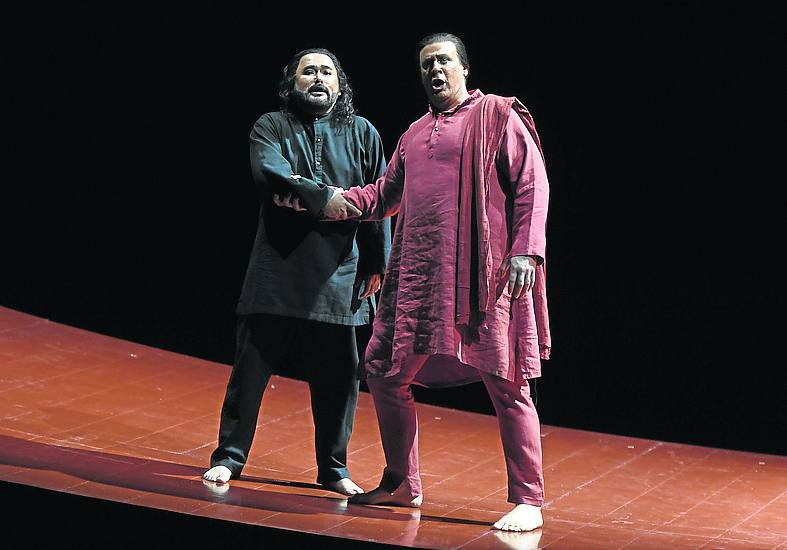 El tenor Javier Camarena (Nadir) y Lucas Mechanem (Zurga).