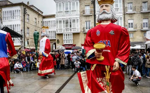 Los Gigantes, que han ido en kalejira por el centro, han lucido para la ocasión camisetas de los equipos que participan en la Final Four de Vitoria.