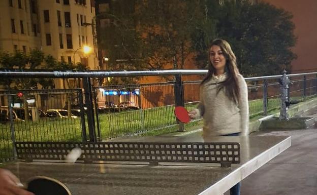 Ariane López practicando tenis de mesa con unos amigos. 