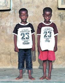 Imagen secundaria 2 - Arriba, los mellizos Kehinde y Taiwo Akinbola esperan en el hospital de Igbo Ora a recibir sus vacunas. Abajo a la izquierda, Suliat Ogunjimi con sus mellizos Afusat Ganiyu y Ganiyatu Adesope, en la misma localidad nigeriana. A la derecha, Los gemelos idénticos Taiwo Ahmed y Kehinde Ahmed. 