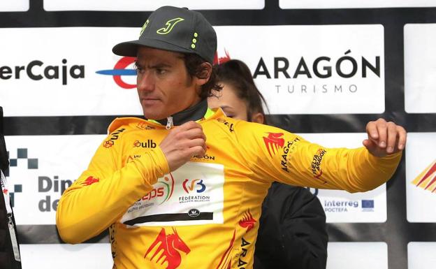 El francés Justin Jules, del equipo belga Wallonie, se coloca el maillot amarillo de líder tras entrar en primer lugar en la meta de la localidad zaragozana de Calatayud.