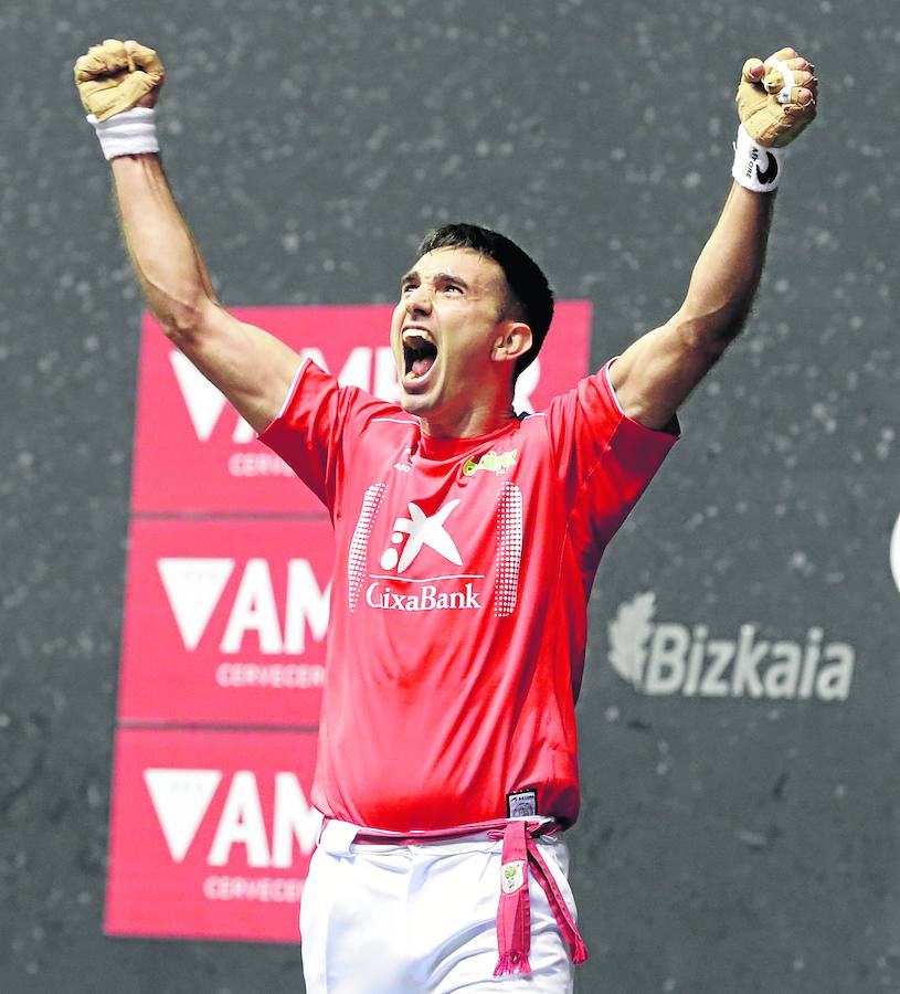Urrutikoetxea levanta los brazos tras conseguir plantarse en su tercer final del Manomanista.