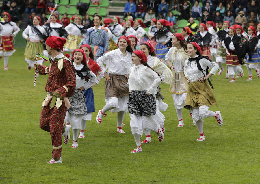 El Dantzari Eguna regresa a Sestao 30 años después. El evento ha reunido este domingo en el municipio fabril a más de 3.500 personas repartidas en 74 grupos de danzas procedentes de toda Bizkaia.